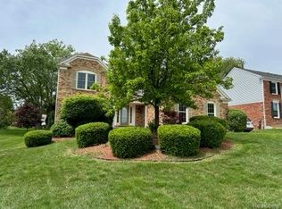 1141 Sandy Ridge Dr, Rochester Hills, MI 48306