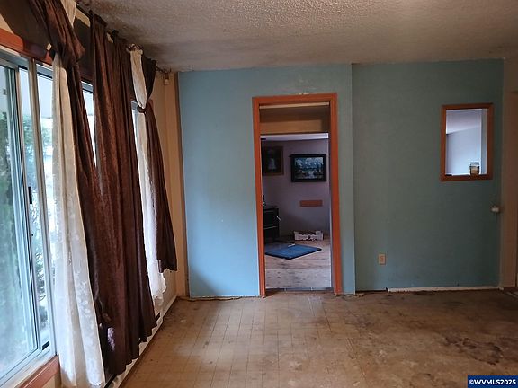 3rd image of 2521 Waverly Dr SE