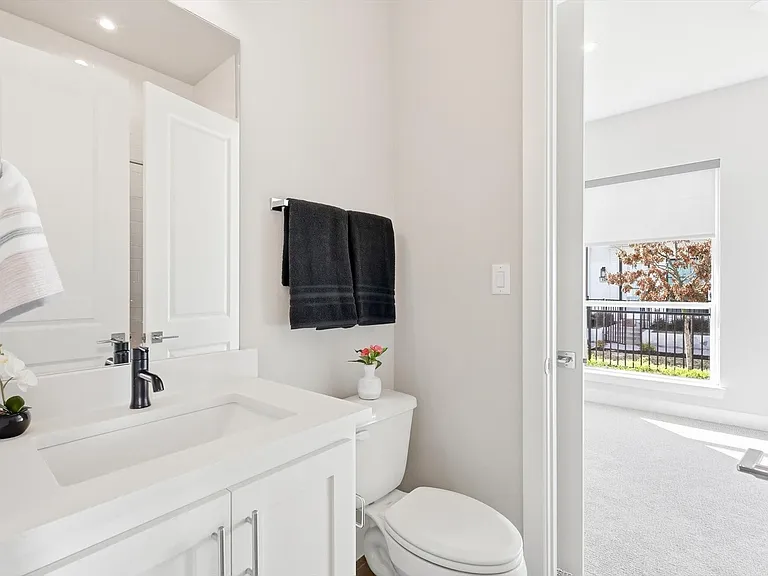 129 Garden Ct E — Photo 8
