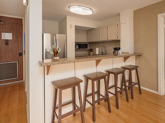 4th image of 101 Aupuni St APT 707