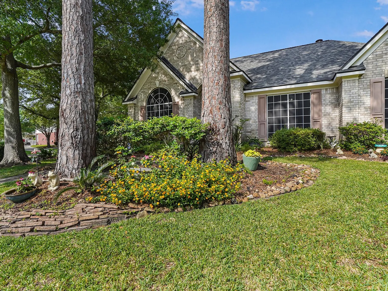 3 bed, 2.5 bath, 2552 sqft, $2,300 — Photo 4