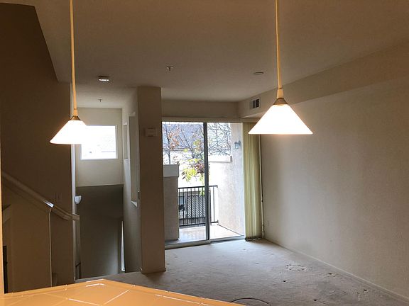 4th image of 1094 Esparanza Way