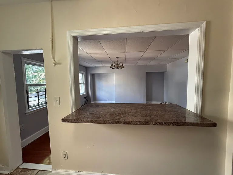 42 Montrose Ave #2 — Photo 5