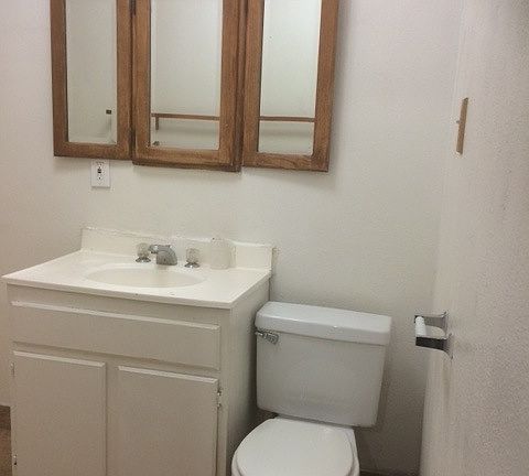 bathroom with tub