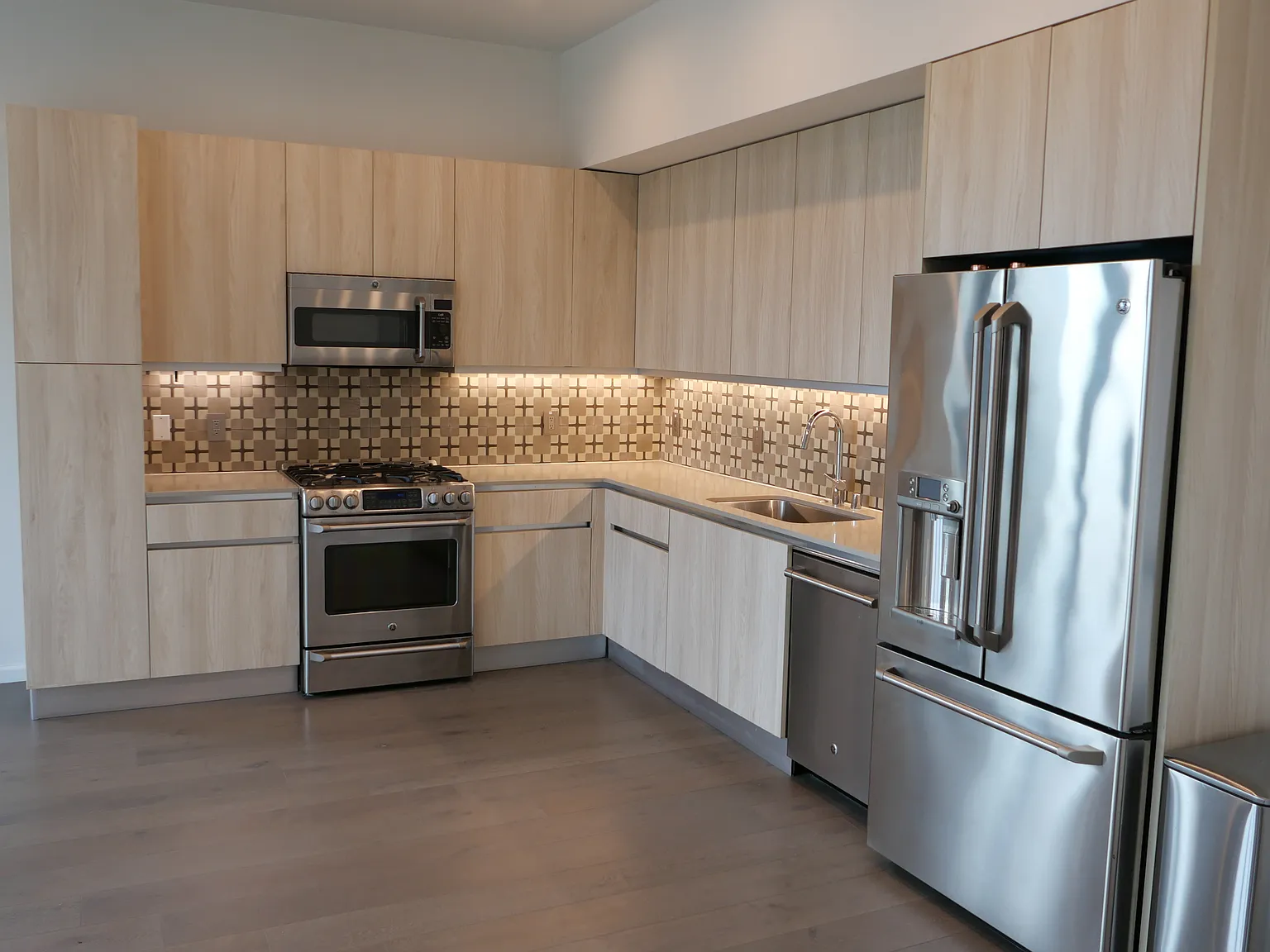 3 bed, 2020 sqft, $6,050 — Photo 4
