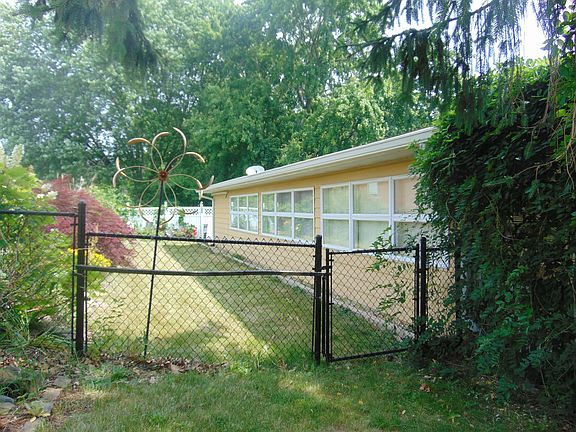 3rd image of 307 Dorchester Dr