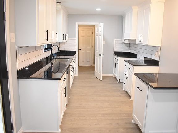 5th image of 208 Perry Dr