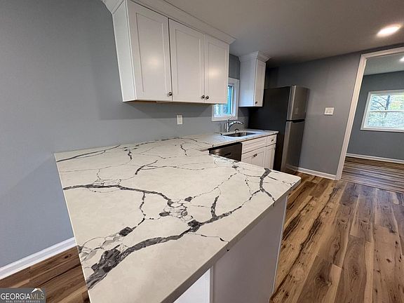 5th image of 286 Pine Ave