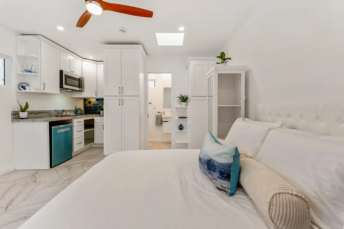Studio, 200 sqft, $2,895 — Photo 2