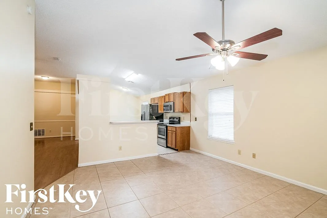 4 bed, 2.0 bath, 1847 sqft, $2,580 — Photo 4