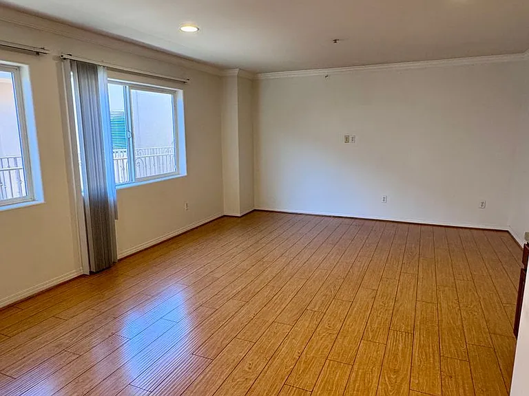 13525 Vanowen St #305 — Photo 6