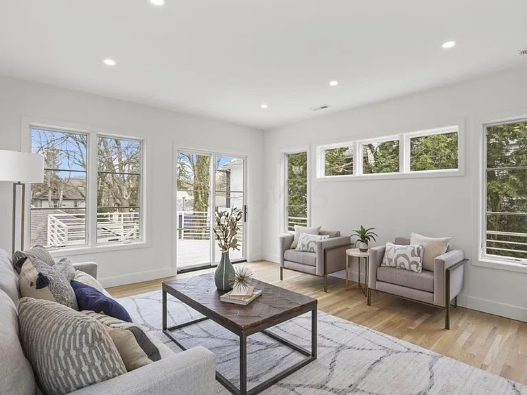 436 Broadway E — Photo 17