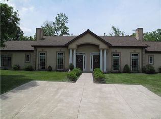 3 Gothic Ln, Lockport, NY 14094