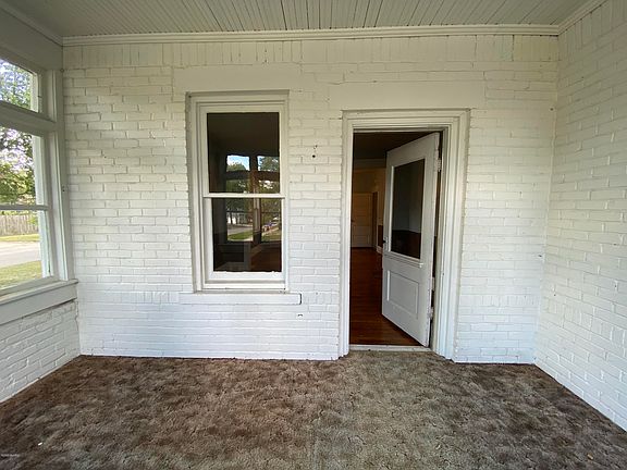 4th image of 1045 W Larch Ave