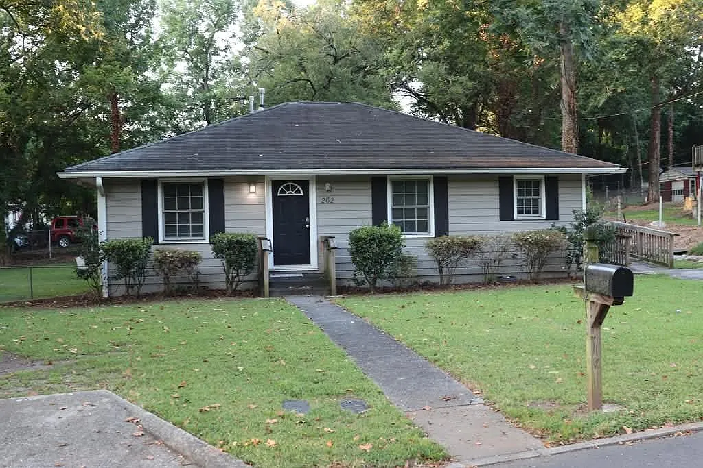 3 bed, 2.0 bath, 1216 sqft, $2,200 — Photo 1