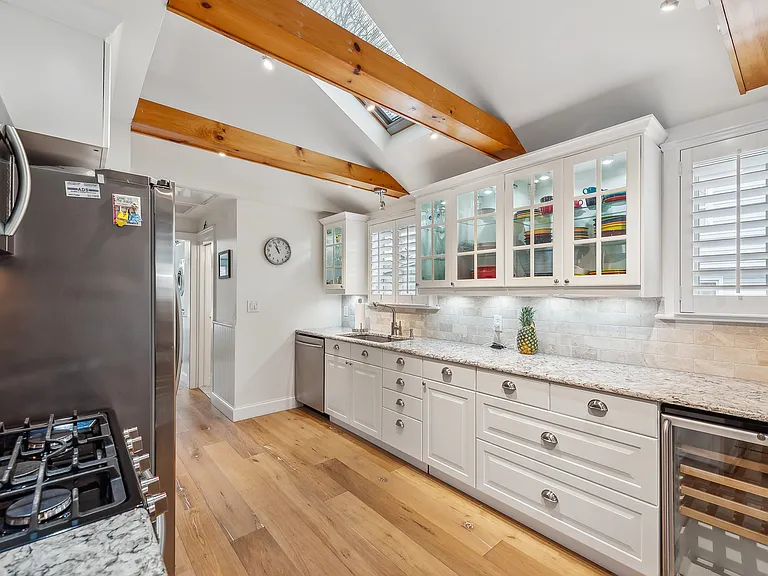 33 Bay Ave — Photo 14