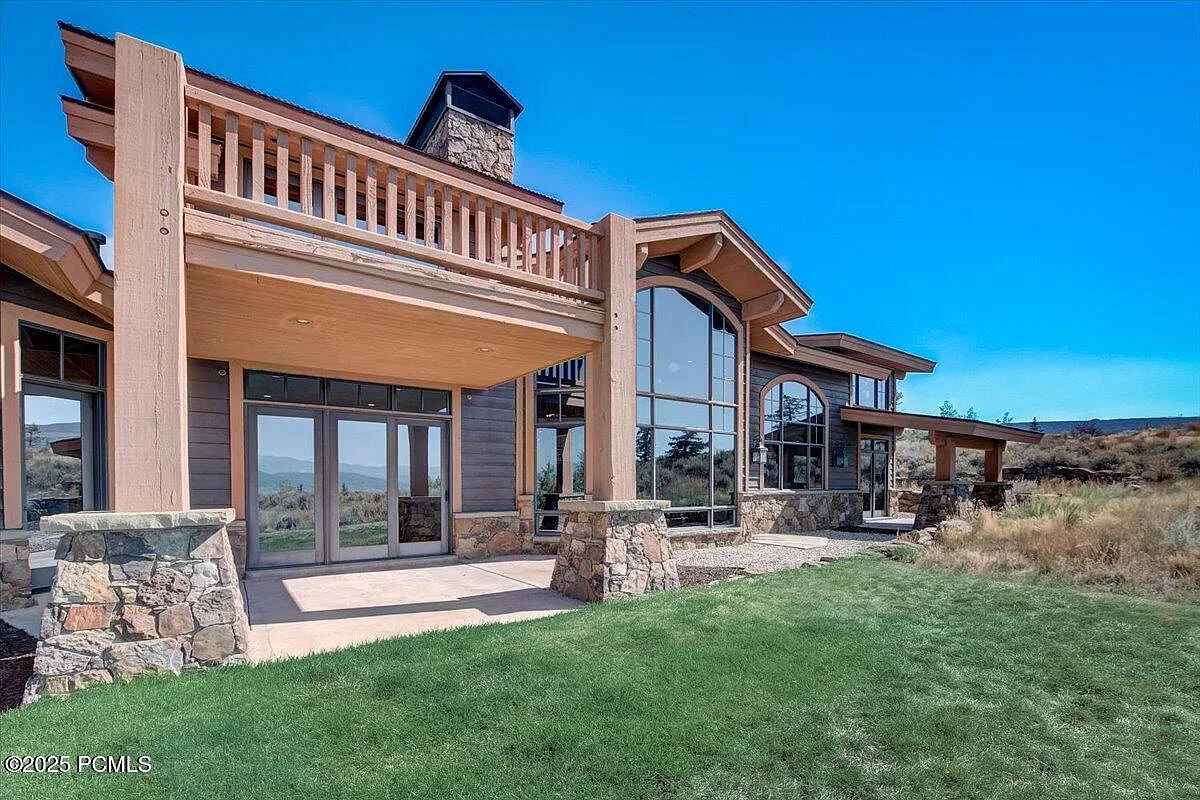 5 bed, 5.0 bath, 7000 sqft, $12,000 — Photo 3