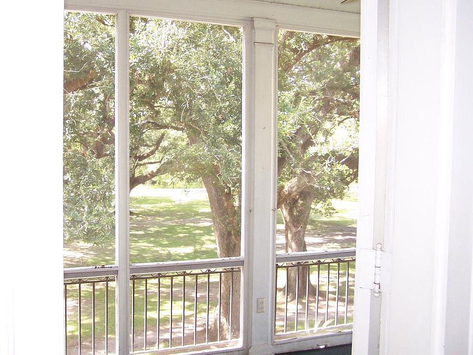 Up front porch and park from living