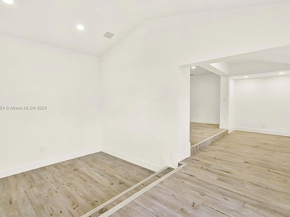 4th image of 2509 Superior St