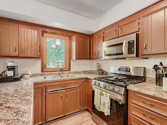 5th image of 16820 Honeysuckle Ln