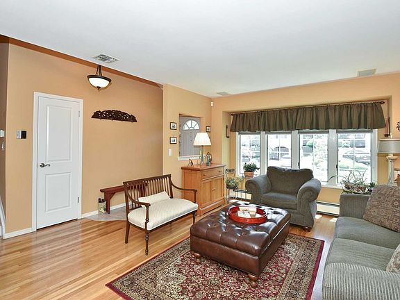 3rd image of 27 Bruce Ln S