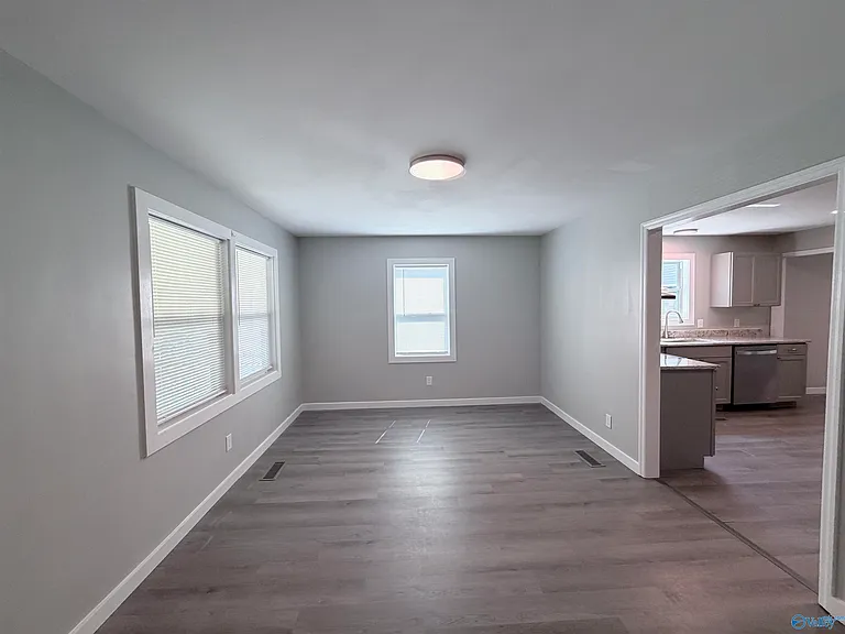 1224 Halsey Ave NE — Photo 8