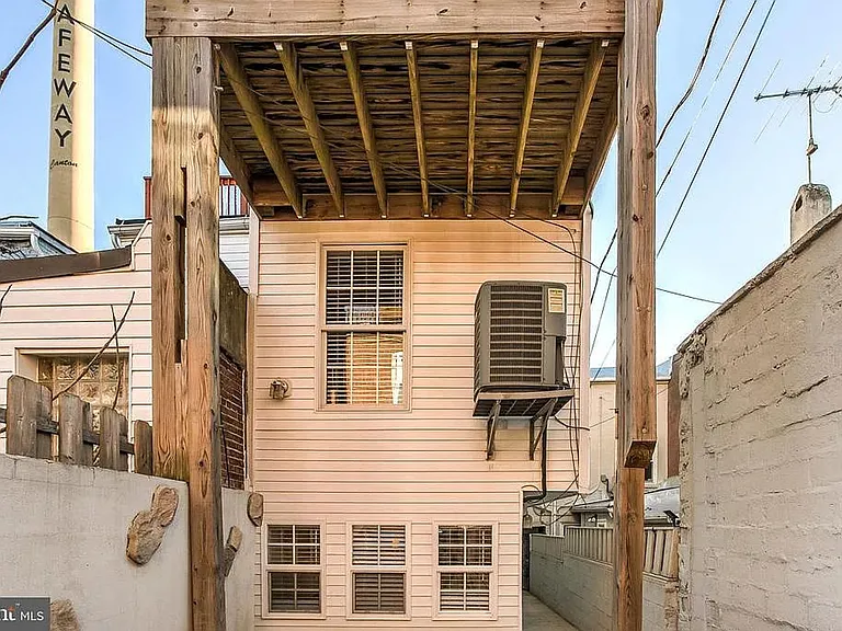 2604 Hudson St — Photo 16