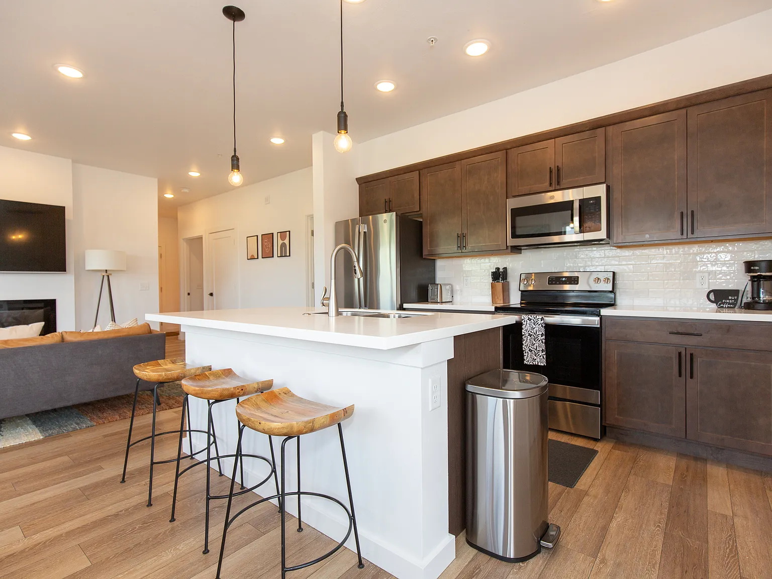 2 bed, 1100 sqft, $3,200 — Photo 3