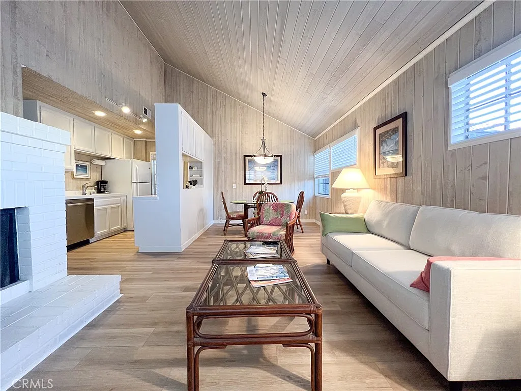 2 bed, 800 sqft, $4,750 — Photo 1