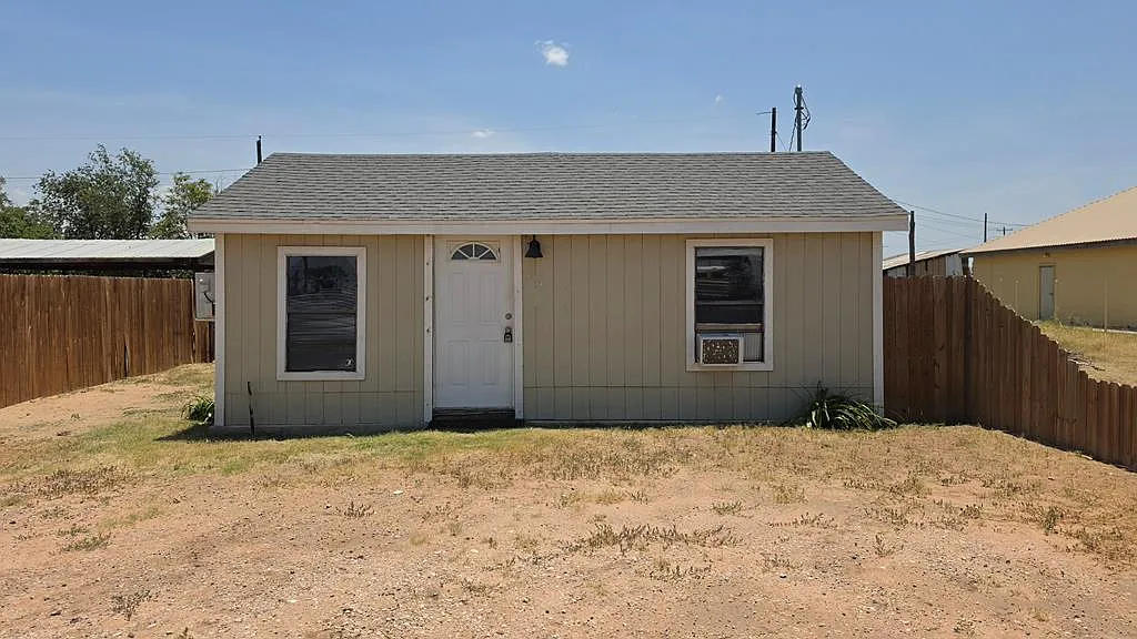 2 bed, 1.0 bath, 681 sqft, $1,100 — Photo 1