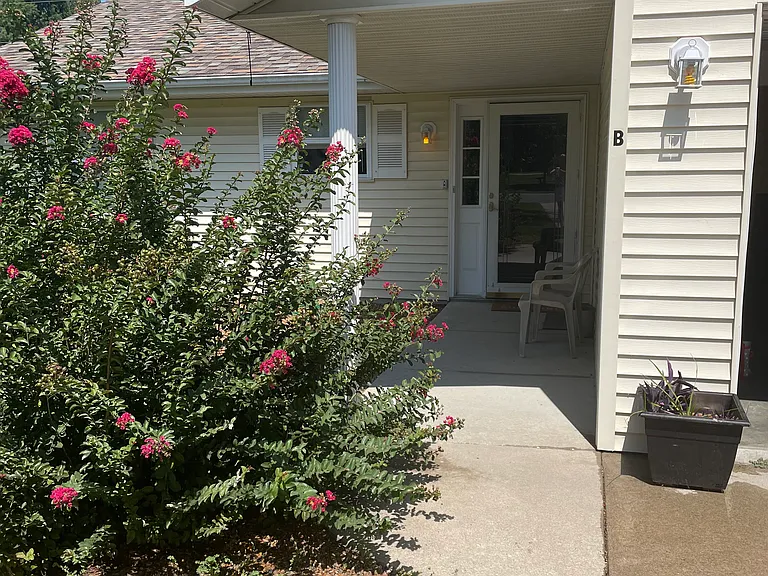 Roberta Dr — Photo 11