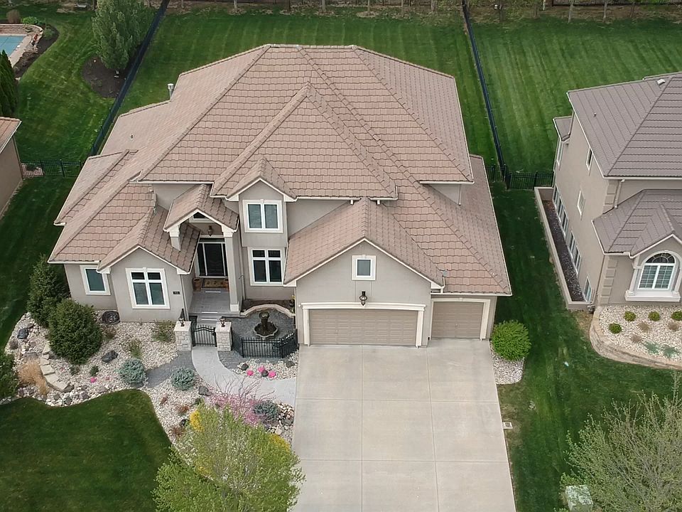 712 NE Shoreline Drive