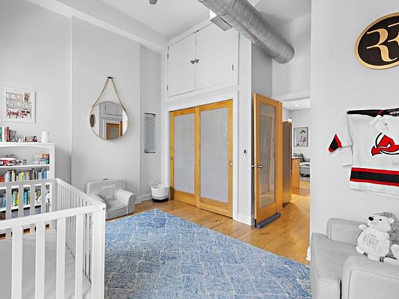 4th image of 728 Willow Ave APT 4L