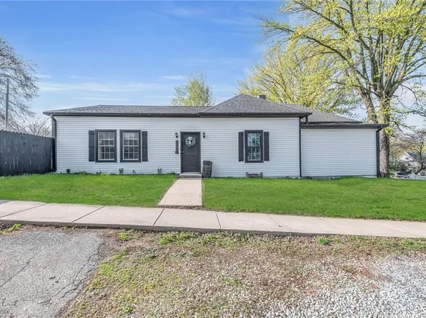 303 E 2nd St, Dearborn, MO 64439