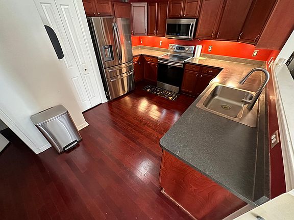 3rd image of 3913 Radcliff Dr #134