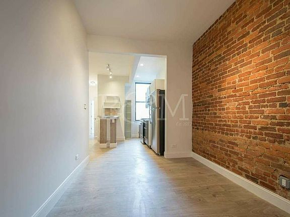 3rd image of 298 Nassau Ave APT 2R