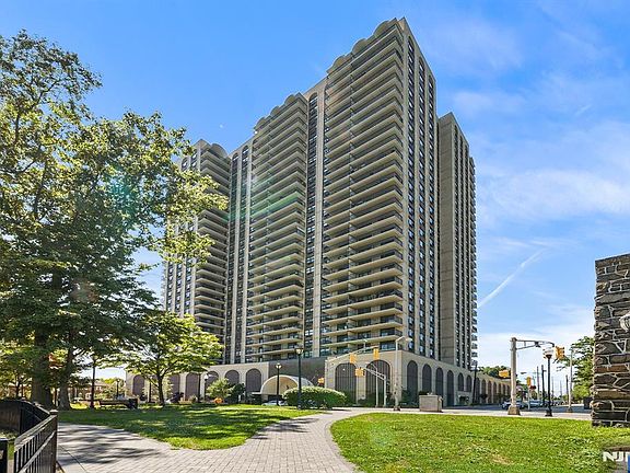 5th image of 7855 Boulevard Est #26G