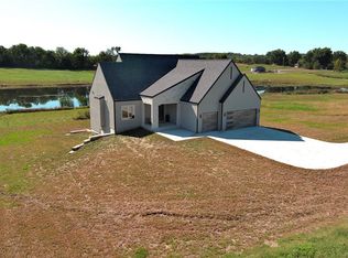 16055 W Eisenhower Rd, Leavenworth, KS 66048