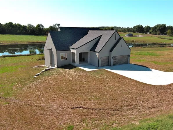16055 W Eisenhower Rd, Leavenworth, KS 66048