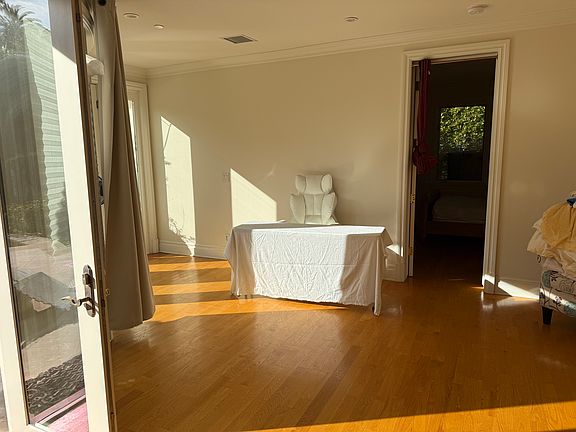 3rd image of 908 N Beverly Dr