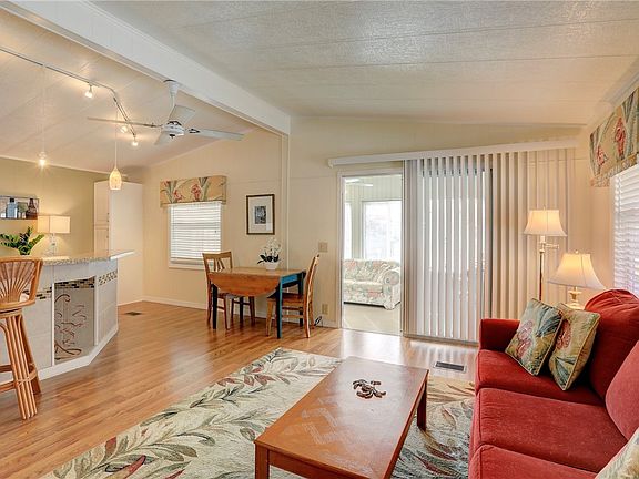 4th image of 1056 Royal Palm Dr