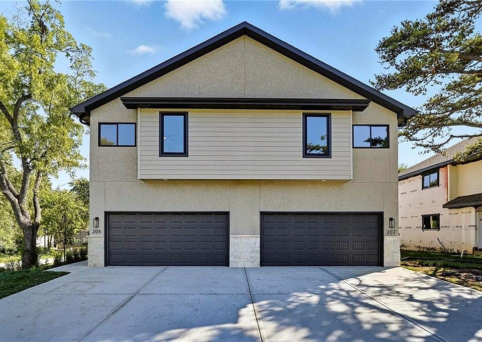 1st image of 205-207 NW Orchard Ct