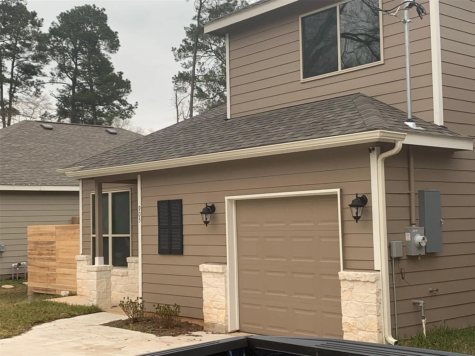 4 bed, 2.5 bath, 2016 sqft, $1,995 — Photo 1