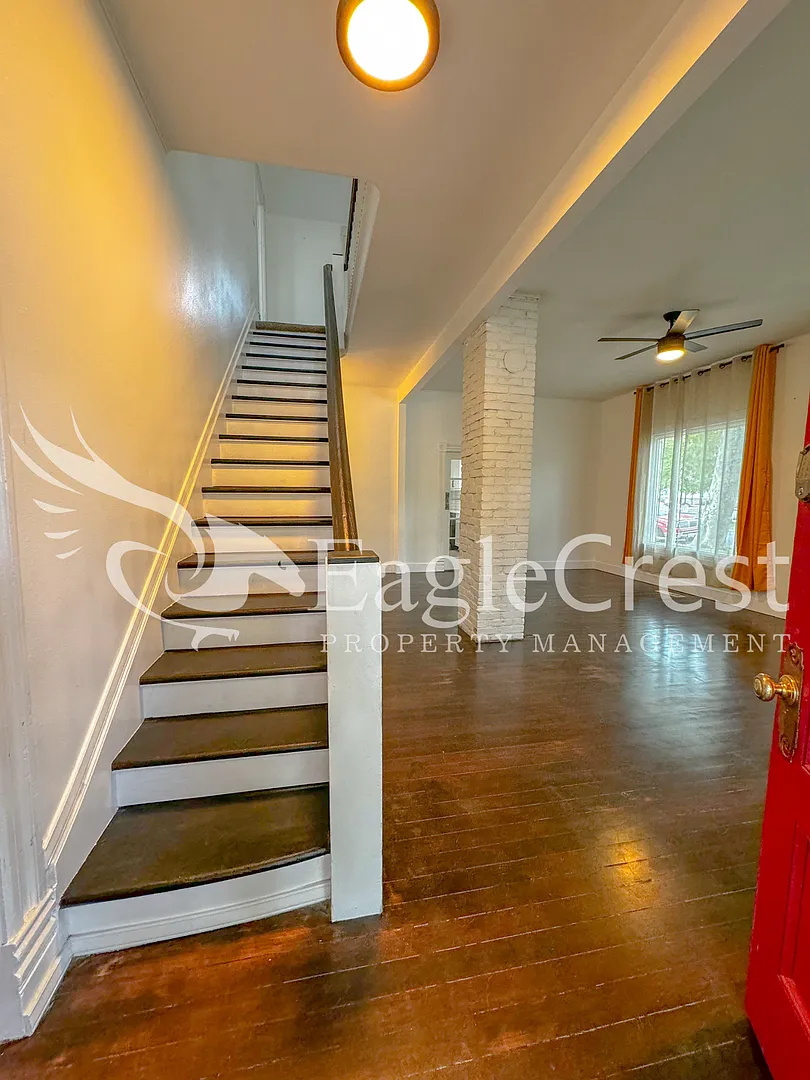 Downtown Walla Walla 4 Bedroom Farmhouse With Modern Comforts $200.00 Off 2nd Months Rent — Photo 2