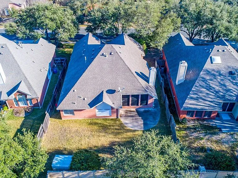 1901 Dapplegrey Ln — Photo 2