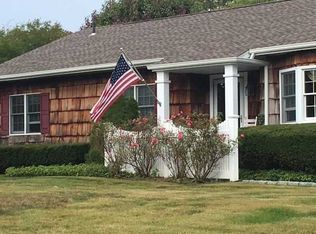 11 Revelyn Ct, Sayville, NY 11782