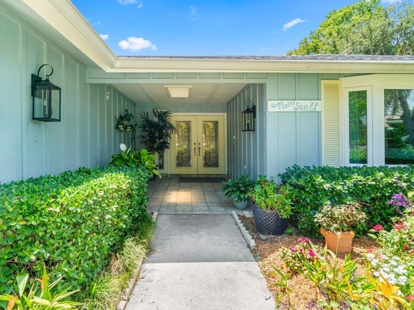 9028 Gardens Glen Circle, Palm Beach Gardens, FL 33418