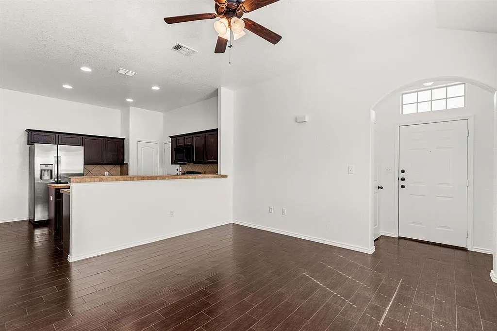 3 bed, 2.0 bath, 1281 sqft — Photo 2