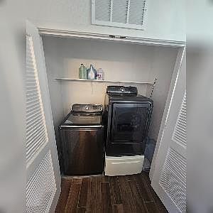5th image of 1574 Pratt Pl