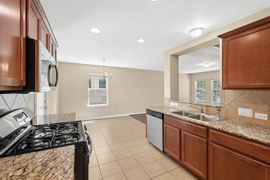 3 bed, 2.5 bath, 1571 sqft, $1,900 — Photo 3